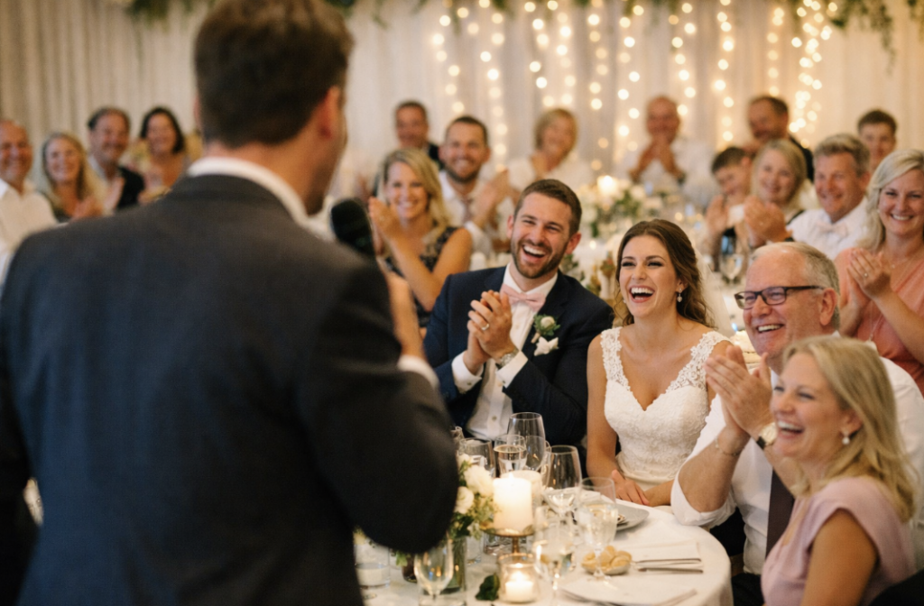 “Professionel underholdning til bryllup med entertainer der engagerer brudepar og gæster under bryllupsfesten”